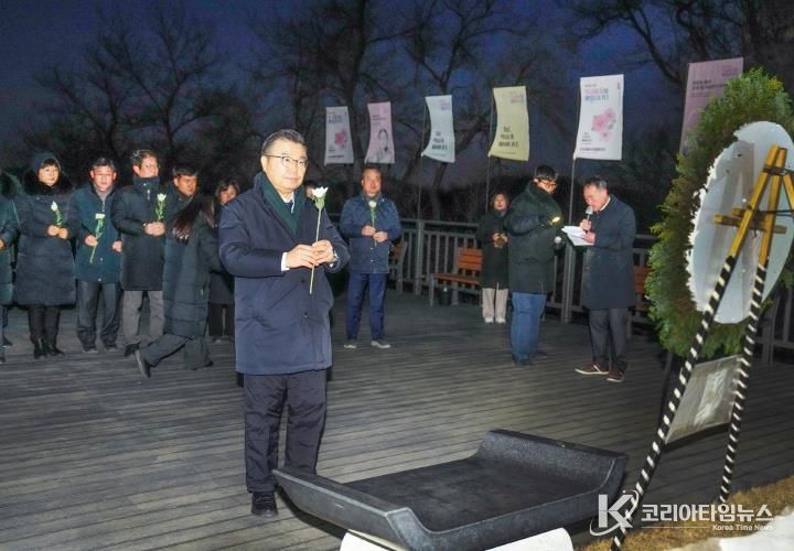 류경기 중랑구청장이 헌화와 묵념을 하는 모습