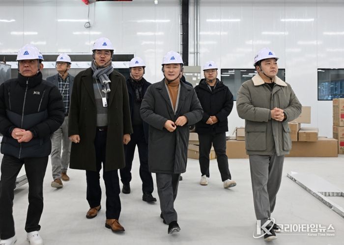 김동근 시장이 1월 6일 (주)시지메드텍 D동 건축 현장현장을 둘러보고 있다.