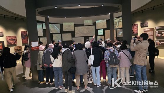 대성동고분박물관 관람객