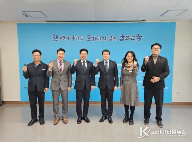 강북교육지원청 한성기 교육장(왼쪽에서 네번째)이 지난 5일 최문태 신임 북부경찰서장(왼쪽에서 세번째)과 환담하고 기념사진을 찍고있다