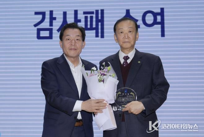 이재준 시장(왼쪽)이 제3대 진성원 협의회장에게 감사패를 수여하고 있다.