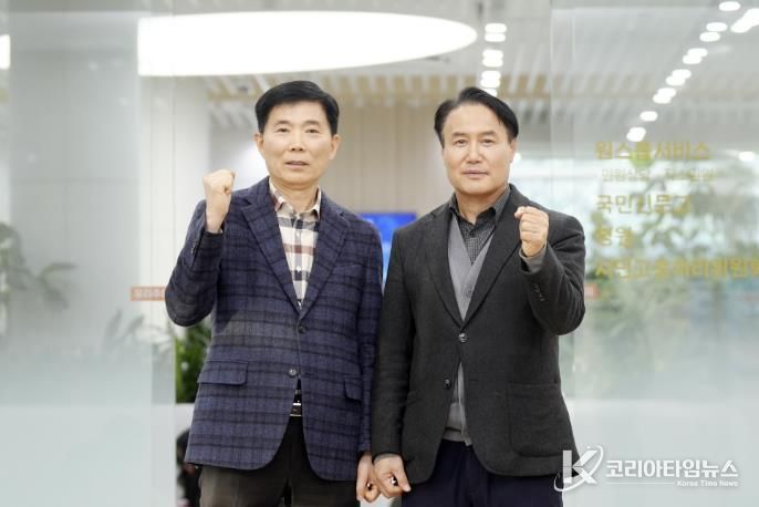 박도신 갈등조정관(왼쪽)과 김원규 특이민원대응전문관이 새빛민원실 앞에서 함께하고 있다.