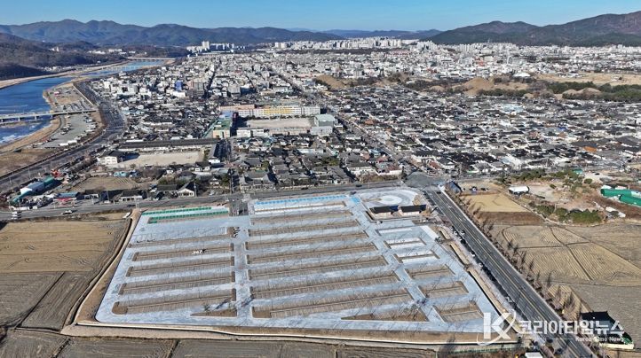 지난 3일부터 시민들에게 개방된 황리단길 대형 환승 공영주차장 전경으로, 도심 차량 유입 분산과 관광객 편의·안전 확보를 위한 기반시설이 모습을 드러냈다.