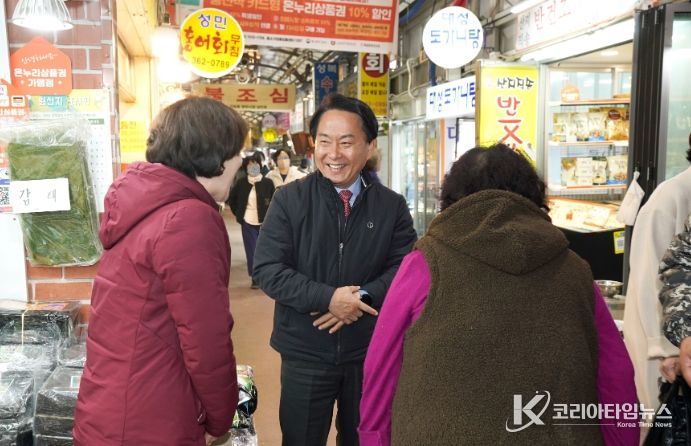 서대문구 천연동에 소재한 독립문영천시장이 최근 중소벤처기업부가 주관한 ‘문화관광형시장 육성사업’ 공모에서 선정됐다. 사진은 이성헌 구청장이 이곳 시장을 찾아 상인들과 대화하는 모습.