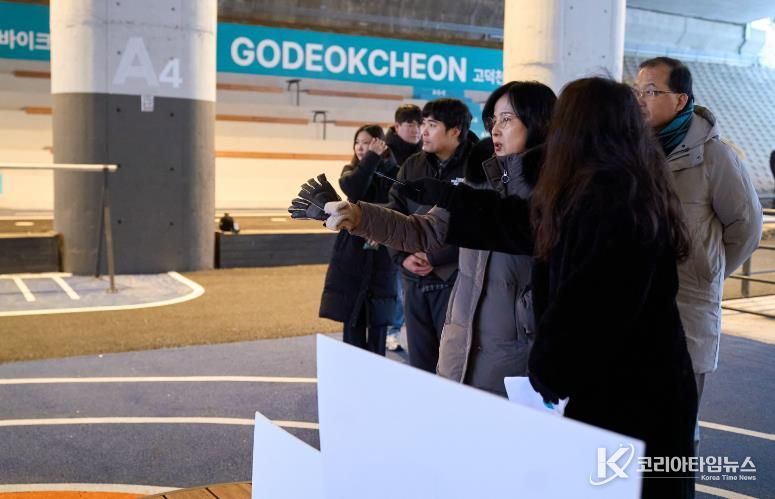 이수희 강동구청장이 강동 한강그린웨이 ‘고덕천 라운지’ 현장을 방문해 점검하고 있다