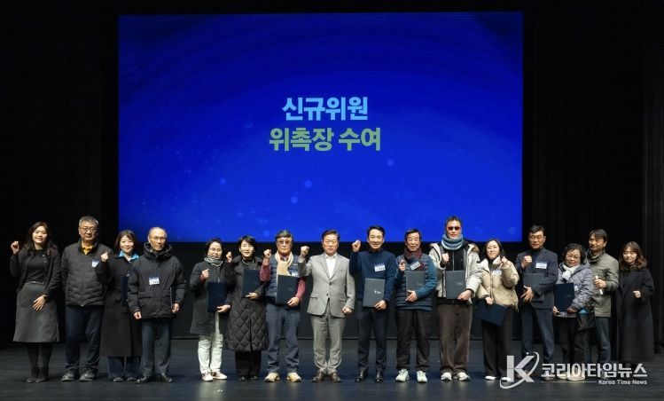 박승원 광명시장이 14일 광명극장에서 열린 ‘2026년 광명시 주민자치회 신규위원 위촉식’에 참석해 신규위원들과 기념사진을 촬영하고 있다.