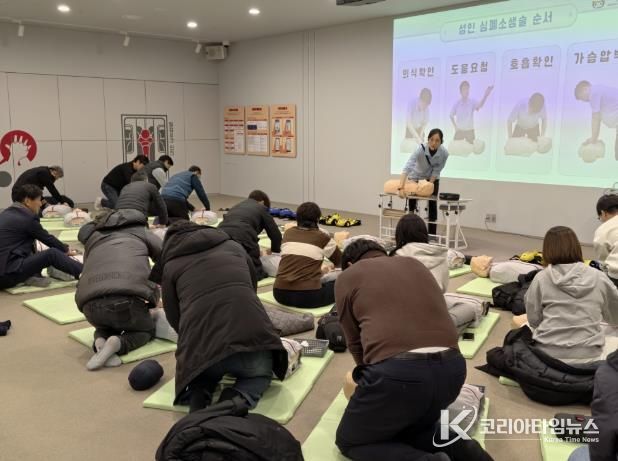 마네킹을 이용한 심폐소생술 실습 교육 진행 중