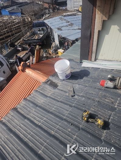 강풍으로 피해를 본 독거노인 가구, 지역업체와 이웃들의 온정으로 복구