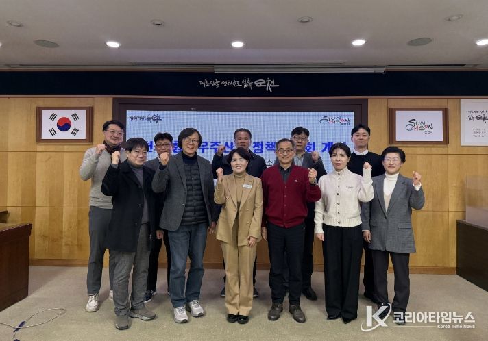 22일 시청 소회의실에서 열린 ‘제3회 순천시 항공우주산업 정책위원회’ 참석자들이 단체촬영을 하고 있다.