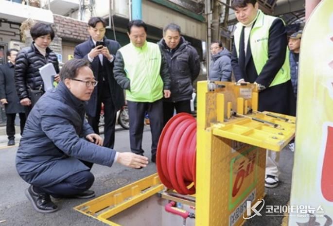 유성훈 금천구청장이 2025년 설 명절을 맞아 전통시장에 설치된 소방시설을 점검하고 있다