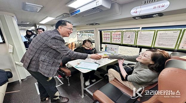 헌혈버스 안(장해윤 이사장 직무대행)