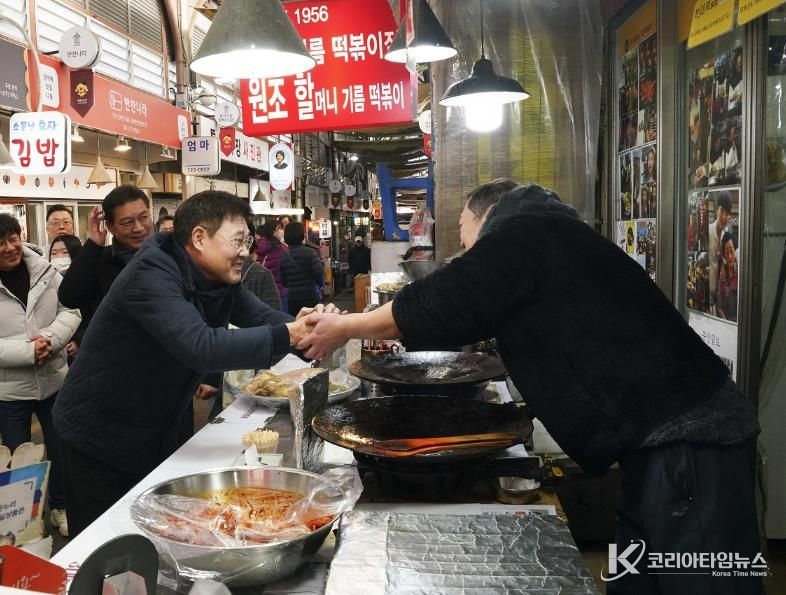 2025년 설·추석 연휴를 앞두고 전통시장을 찾은 정문헌 구청장의 모습