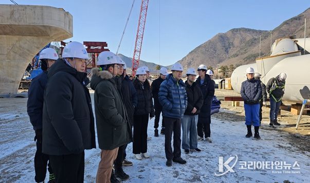 정선읍 신도로망 구축사업 현장에서 용접 부위 균열 여부 등 품질·안전 점검을 실시하고, 정선군 직원