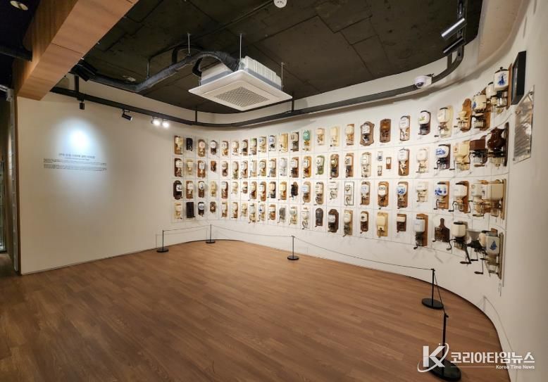 전시관 내부 벽걸이형 전시품