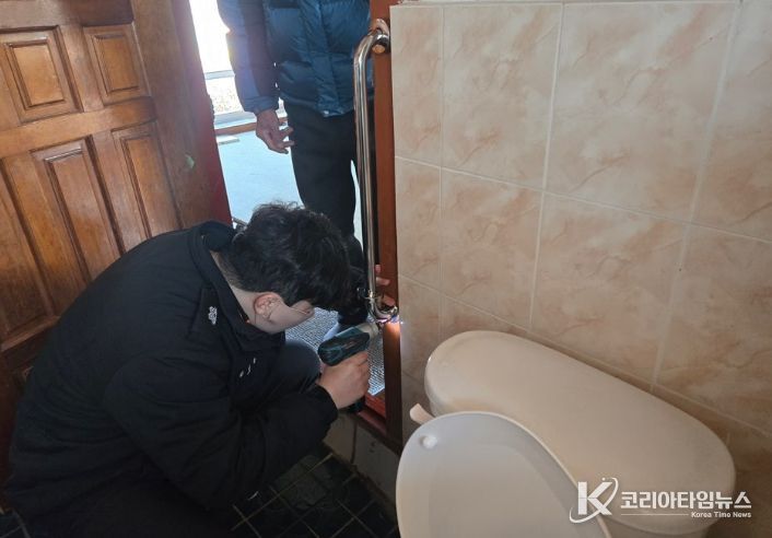 28.(수) 119생활안전순찰대가 독거노인가구 화장실에 안전손잡이를 설치하고 있다.
