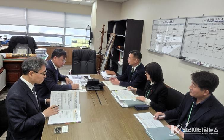 28일 윤석훈 천안시 농업환경국장 등이 충남도청을 찾아 농업·환경 분야의 지역 주요 현안과 핵심사업에 대해 논의를 하고 있다.