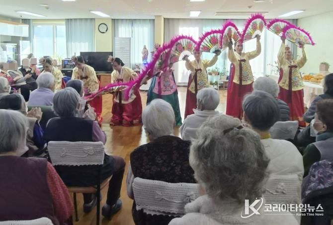 수원시 장안구 정자3동 주민자치회, 아녜스의 집 찾아 재능기부 공연 펼쳐