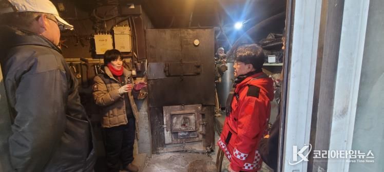 이정곤 밀양 부시장이 산불 예방을 위해 화목보일러 사용가구를 방문해 안전 수칙 준수를 당부하고 있다.