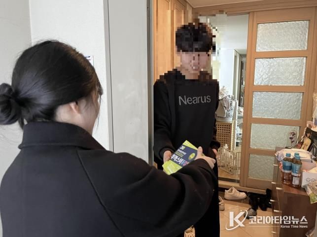 저소득 아동 가구에 영양제를 전달하는 모습