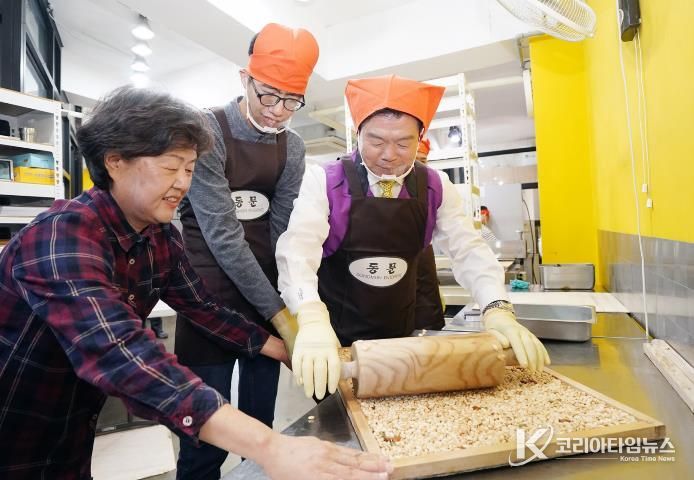 보호작업시설인 동문엔터프라이즈에서 이필형 동대문구청장이 장애인들과 함께 한과를 만들고 있다.