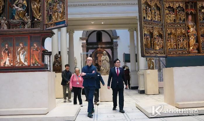 박일하 동작구청장과 V&A 박물관 다니엘 슬레이터 총괄감독이 16일(현지시간) 영국 런던 V&A 박물관을 둘러보고 있다.