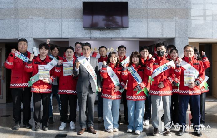 지난해 4월, 김돈곤 군수와 산림자원과 직원들이 산불 예방 캠페인을 펼치고 있다.