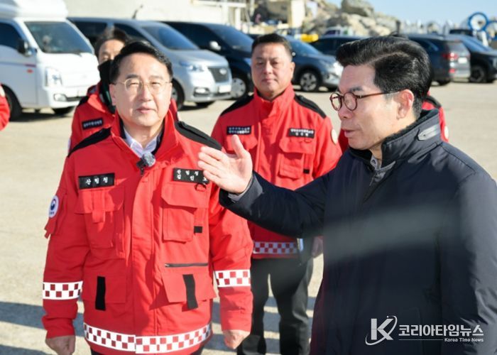 김광열 영덕군수(오른쪽)가 경북산불 피해지를 찾은 김인호 산림청장을 안내하고 있다. '출처: 영덕군 제공'
