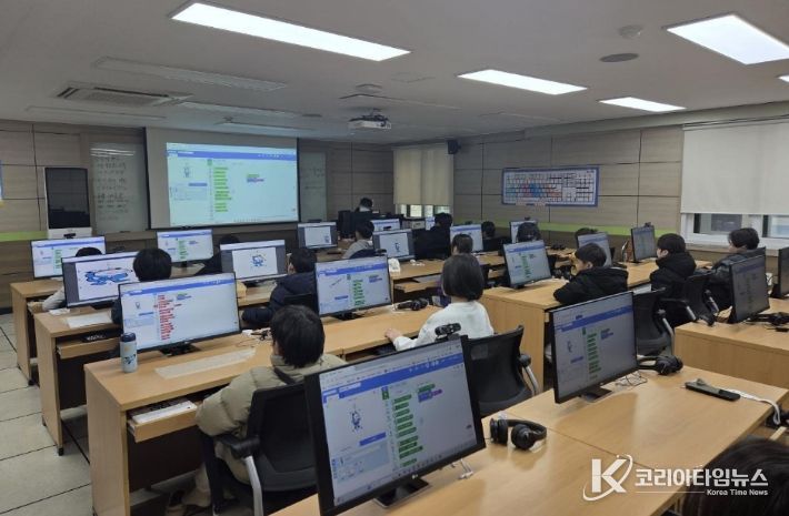 지난 26일 지역 초등학생들이 엔트리 코딩 게임 만들기 과정에 참여해 블록 코딩 실습을 하고 있다.