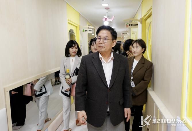 공덕베이비시터하우스를 둘러보고 있는 박강수 마포구청장