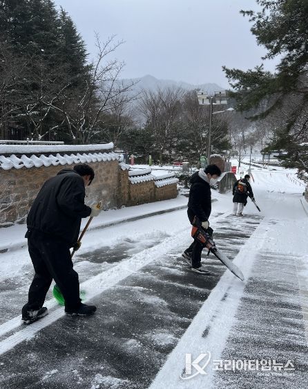 사명대사공원, 폭설 속 제설작업으로 시민 안전 확보