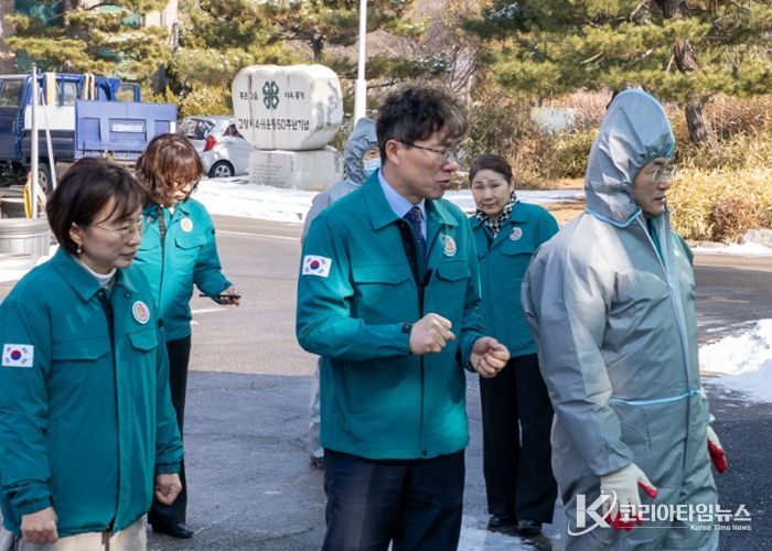 거점소독시설 운영현황과 소독기 작동상태를 확인하고 있다.