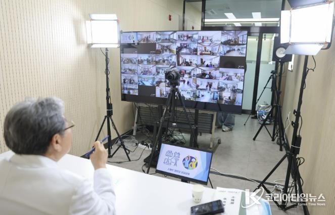 스마트경로당을 활용해 찾아가는 건강 강좌를 진행하는 최병용 단양군보건의료원장