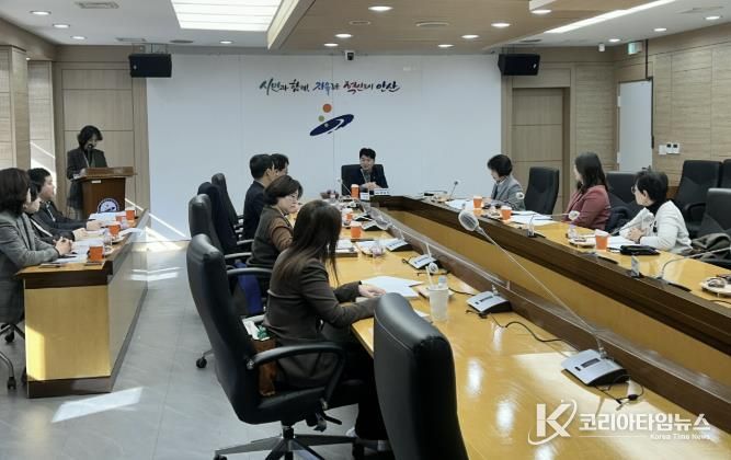 허남석 안산시 부시장이 3일 시청 상황실에서 '2026년 제1회 안산시교육발전위원회'를 진행하고 있다.