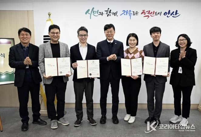 이민근 안산시장(사진 가운데)이 4일 무료 법률상담실 위촉 변리사들과 기념촬영을 하고있다.