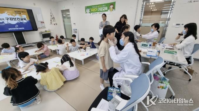 치과의사가 구강검진 및 불소도포를 진행하고 있다.