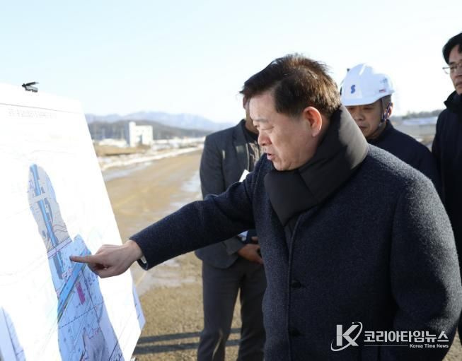 박승원 광명시장이 지난 2일 광명시흥 테크노밸리 공사 현장을 방문해 공사 진행 현황을 점검하고 한국토지주택공사, 경기주택도시공사 등 관계자들에게 신속하고 차질 없이 공사를 추진해 달라고 요청하고 있다.