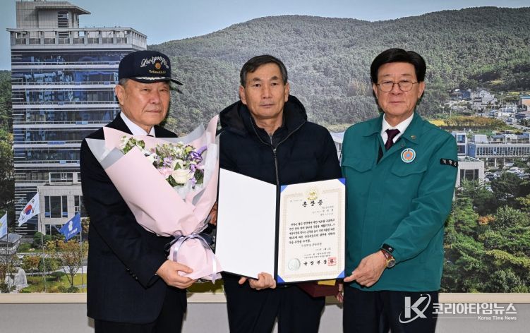 무공훈장 전수식 후 정종복 기장군수(오른쪽)와 6.25전쟁 참전유공자 故권중열님 유족 권태영(가운데), 백종표 무공수훈자회기장군지회장(왼쪽)이 기념촬영을 하고 있다.