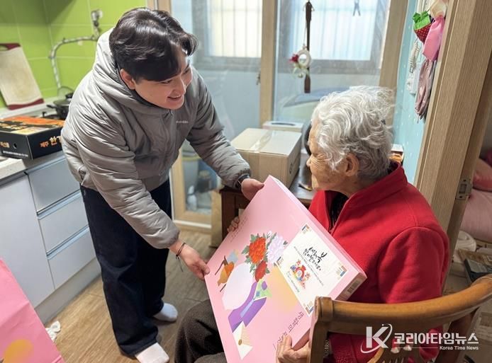 파주시노인복지관, 홀로 명절 맞는 어르신 가정에 따뜻한 새해 인사