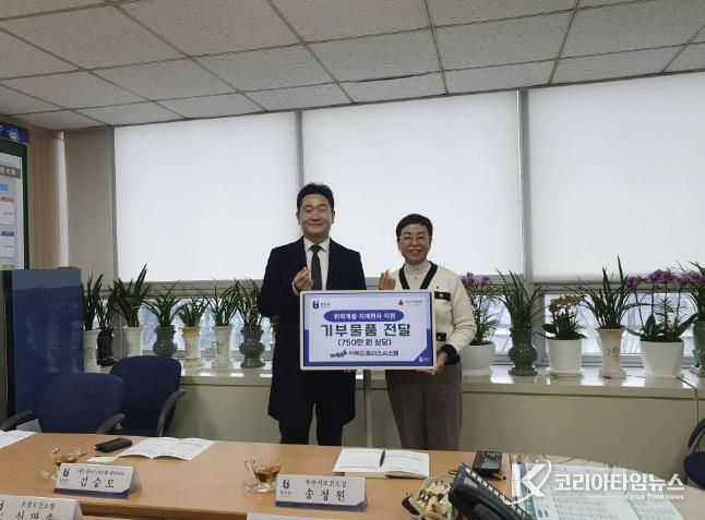 김승모 대표이사(왼쪽)와 송정원 부천시보건소장이 기부전달식 기념 촬영을 하고 있다.