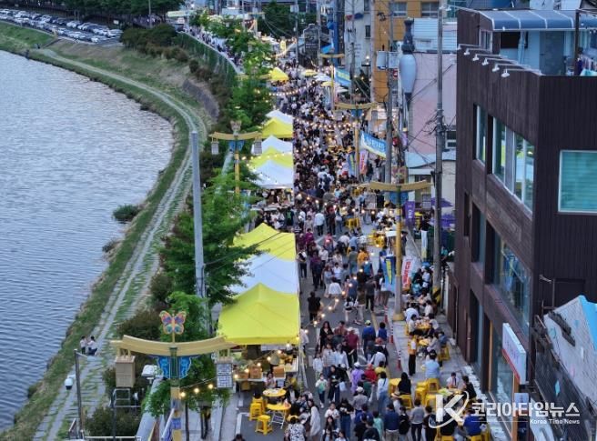 지난해 5월 밀양강변 일원에서 열린 신나는대로(차없는 거리) 행사에서 시민과 방문객들이 플리마켓과 먹거리 부스를 즐기고 있다.