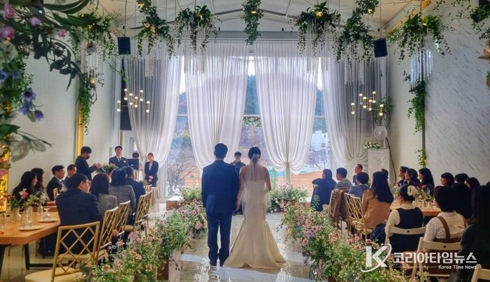 ‘작지만 특별한 결혼식’ 지원사업을 통해 결혼하는 신혼부부 모습.