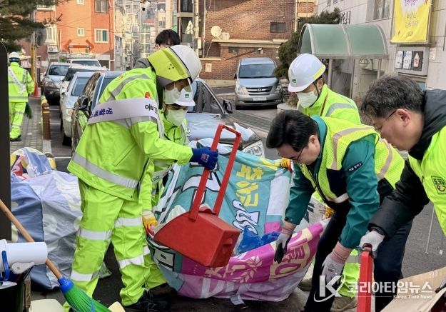 박일하 동작구청장이 18일, 상도동 일대 빌라 밀집지역 이면도로에서 동작구 환경공무관들과 생활 쓰레기 수거 작업을 하고 있다.