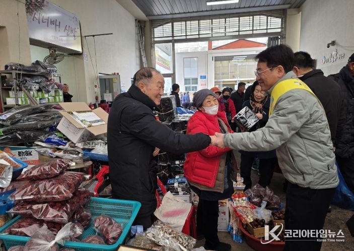 강진군이 지난 14일 설맞이 장보기 행사와 물가안정 캠페인을 실시했다.