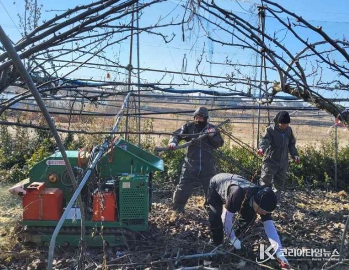 영농부산물 안전처리 돕는 '파쇄지원단' 운영
