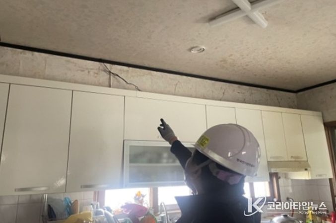 노후주택의 전기시설을 점검하는 모습