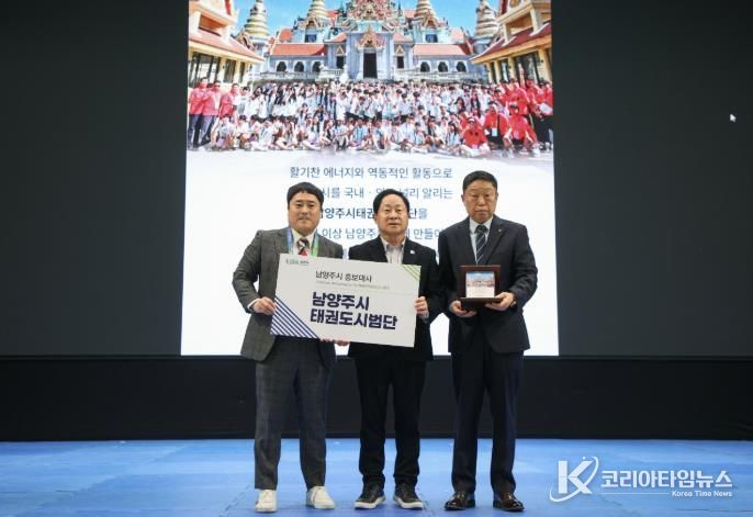 위촉패를 전달하는 주광덕 시장