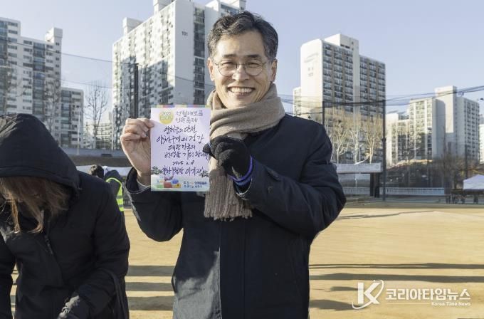 지난해 양천구, 정월대보름 민속축제에서 소원지를 작성한 이기재 양천구청장