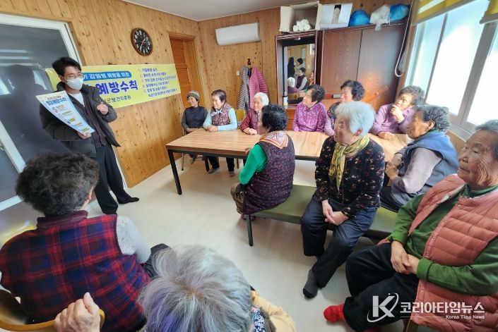 곡성군보건의료원 관계자가 마을 경로당에 방문해 감염병 예방 교육을 추진하고 있다.