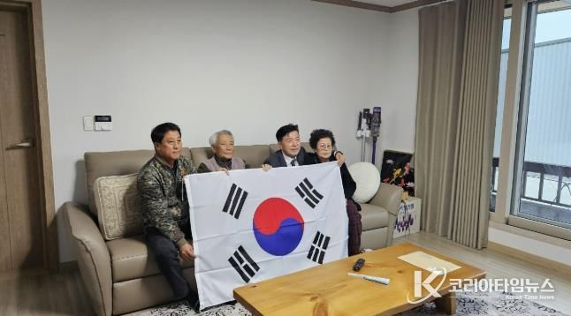 최재구 군수 독립유공자 유족 위문 장면