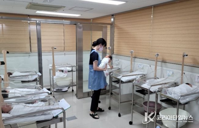 강진공공산후조리원 신생아실에서 간호사가 아이를 돌보고 있는 모습